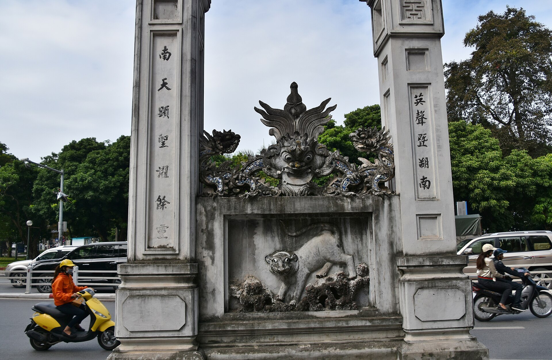 The temple gate with traffic passing on the road in front